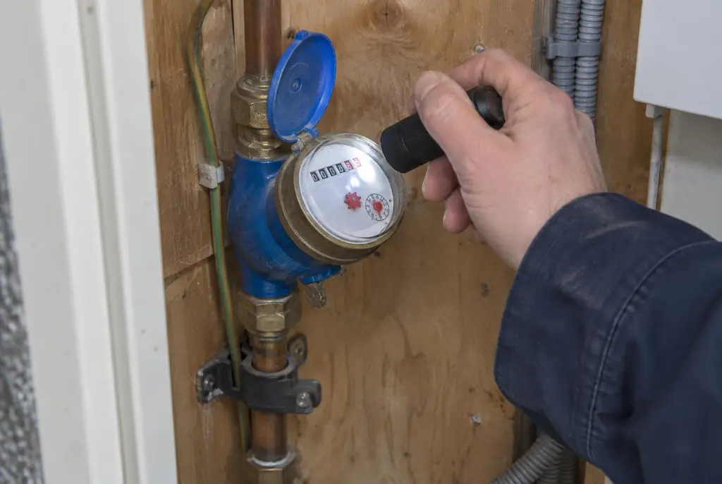 Lekdetectie Harmelen – watermeter in de meterkast controleren met een zaklamp